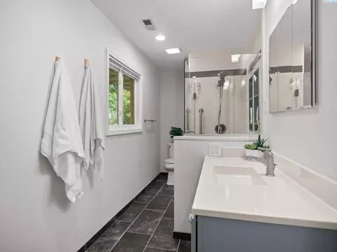 Bath - 3011 Lindemein Ct, Pasco, WA 99301 photo 2 of 5