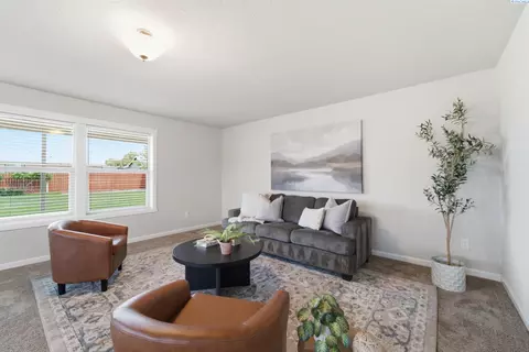 Living - 4515 Phoenix Ln, Pasco, WA 99301 photo 2 of 3