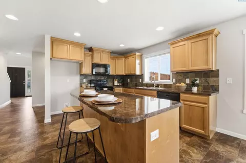Kitchen - 4515 Phoenix Ln, Pasco, WA 99301 photo 2 of 5