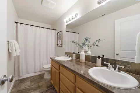 Bath - 4515 Phoenix Ln, Pasco, WA 99301 photo 1 of 4