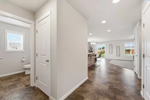 Entry Way - 4515 Phoenix Ln, Pasco, WA 99301 photo 2 of 5