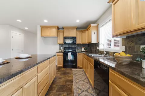 Kitchen - 4515 Phoenix Ln, Pasco, WA 99301 photo 3 of 5