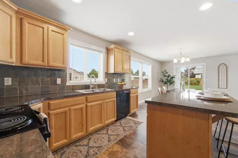 Kitchen - 4515 Phoenix Ln, Pasco, WA 99301 photo 4 of 5