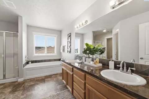 Bath - 4515 Phoenix Ln, Pasco, WA 99301 photo 2 of 4