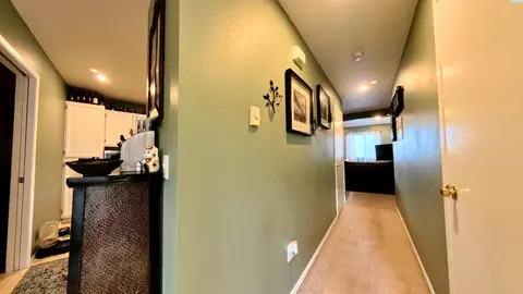 Entry Way - 287 NW Clay Ct, Pullman, WA 99163 photo 3 of 9