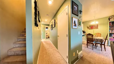Entry Way - 287 NW Clay Ct, Pullman, WA 99163 photo 7 of 9