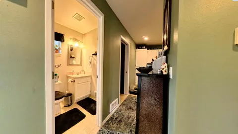 Entry Way - 287 NW Clay Ct, Pullman, WA 99163 photo 4 of 9