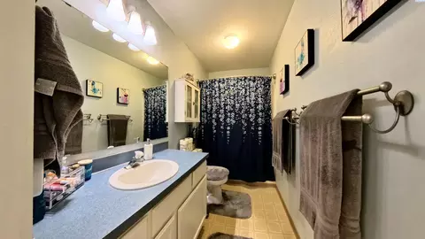 Bath - 287 NW Clay Ct, Pullman, WA 99163 photo 2 of 2