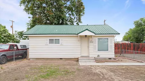 1122 W Maple St, Burbank, WA 99323