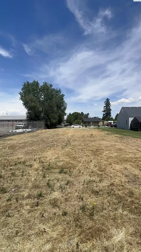 200 E 4th St, Grandview, WA 98930
