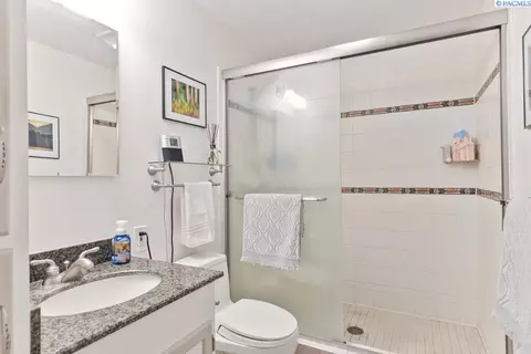 Bath - 135 SW Elm St, Pullman, WA 99163 photo 2 of 2