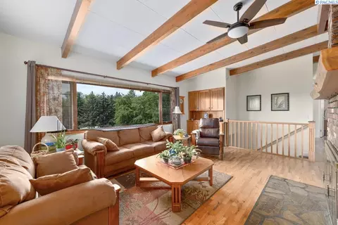Living - 135 SW Elm St, Pullman, WA 99163 photo 1 of 4