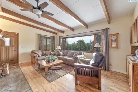 Living - 135 SW Elm St, Pullman, WA 99163 photo 2 of 4