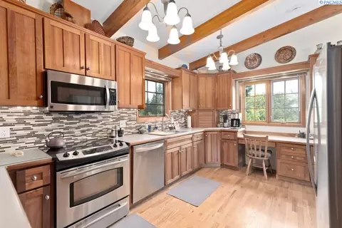 Kitchen - 135 SW Elm St, Pullman, WA 99163 photo 2 of 5