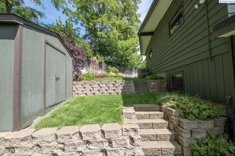 Exterior - 135 SW Elm St, Pullman, WA 99163 photo 5 of 12