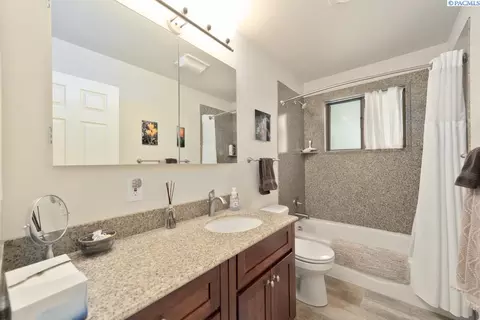 Bath - 135 SW Elm St, Pullman, WA 99163 photo 1 of 2