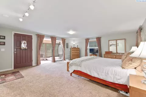 Bedroom - 135 SW Elm St, Pullman, WA 99163 photo 5 of 7