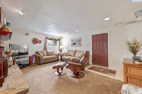 Living - 135 SW Elm St, Pullman, WA 99163 photo 4 of 4