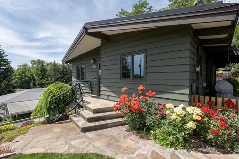 Exterior - 135 SW Elm St, Pullman, WA 99163 photo 2 of 12