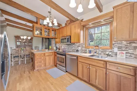 Kitchen - 135 SW Elm St, Pullman, WA 99163 photo 5 of 5