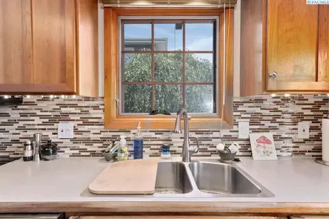 Kitchen - 135 SW Elm St, Pullman, WA 99163 photo 4 of 5