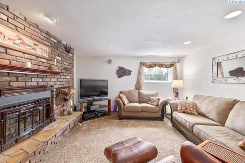 Living - 135 SW Elm St, Pullman, WA 99163 photo 3 of 4