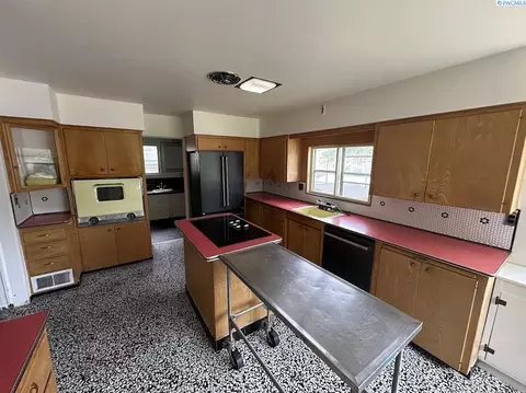 Kitchen - 419 E Upper A St, Colfax, WA 99111 photo 2 of 4