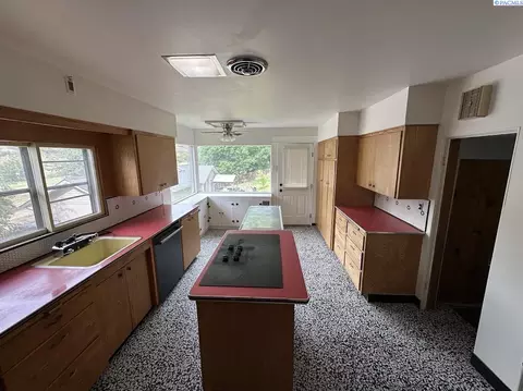 Kitchen - 419 E Upper A St, Colfax, WA 99111 photo 3 of 4