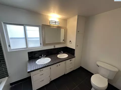 Bath - 419 E Upper A St, Colfax, WA 99111 photo 2 of 4