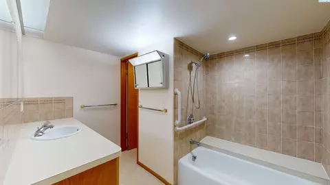 Bath - 2250 S Grand Ave, Pullman, WA 99163 photo 3 of 4