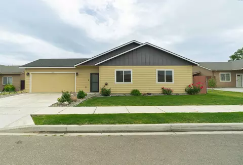 588 N Harrison Pl, Kennewick, WA 99336