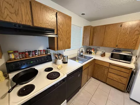 Kitchen - 2005 NE Terre View Dr #A-5, Pullman, WA 99163 photo 3 of 4