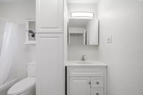 Bath - 1808 N Cedar St, Colfax, WA 99111 photo 1 of 1