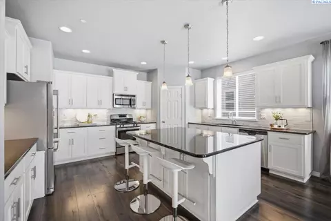 2250 Daphne Ave, Richland, WA 99352