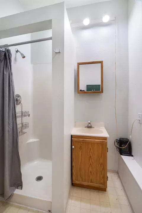 Bath - 1320 NE Mcgee, Pullman, WA 99163 photo 1 of 3