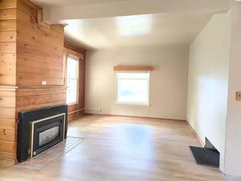 Living - 425 NE Howard St, Pullman, WA 99163 photo 2 of 4