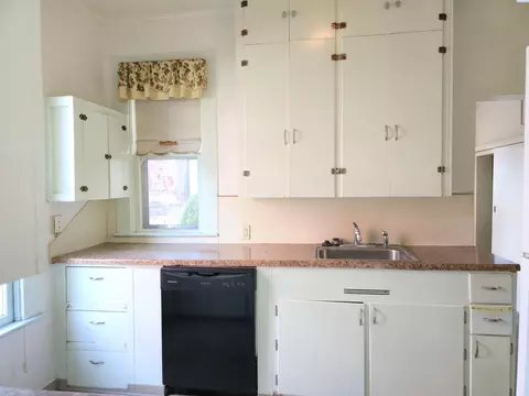 Kitchen - 425 NE Howard St, Pullman, WA 99163 photo 2 of 6