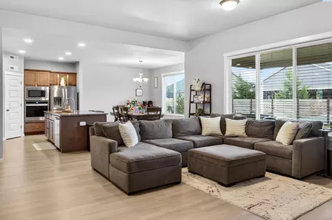 Living - 306 Ruby Ave, Grandview, WA 98930 photo 1 of 2
