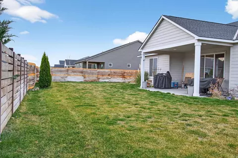 Exterior - 306 Ruby Ave, Grandview, WA 98930 photo 4 of 8