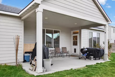 Exterior - 306 Ruby Ave, Grandview, WA 98930 photo 6 of 8
