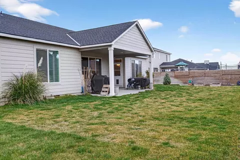 Exterior - 306 Ruby Ave, Grandview, WA 98930 photo 5 of 8