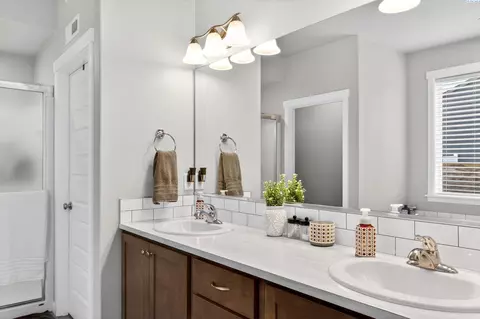 Bath - 306 Ruby Ave, Grandview, WA 98930 photo 2 of 3