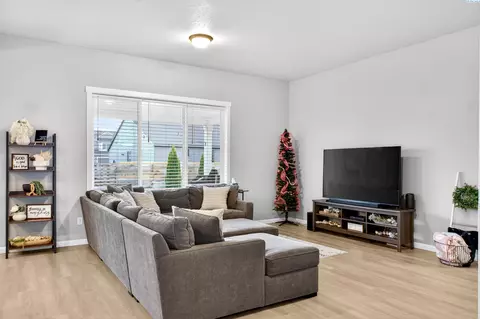 Living - 306 Ruby Ave, Grandview, WA 98930 photo 2 of 2