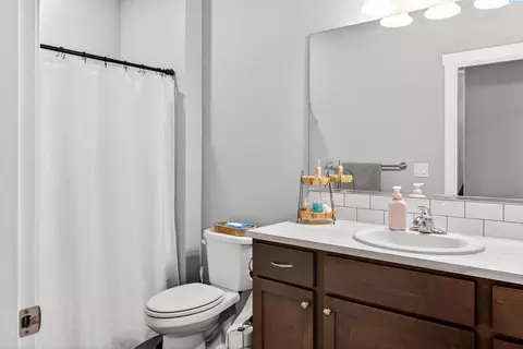 Bath - 306 Ruby Ave, Grandview, WA 98930 photo 1 of 3