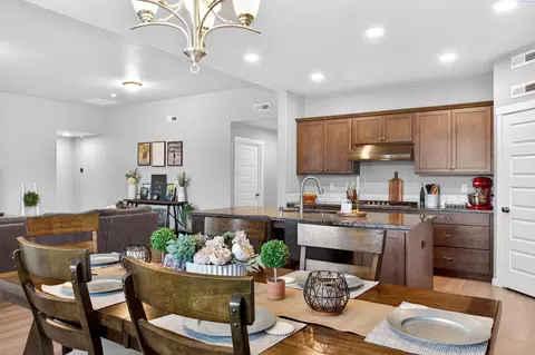 Dining - 306 Ruby Ave, Grandview, WA 98930 photo 1 of 1