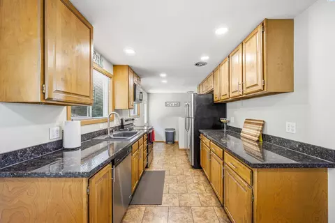 Kitchen - 1825 NE Valley Rd, Pullman, WA 99163 photo 1 of 4