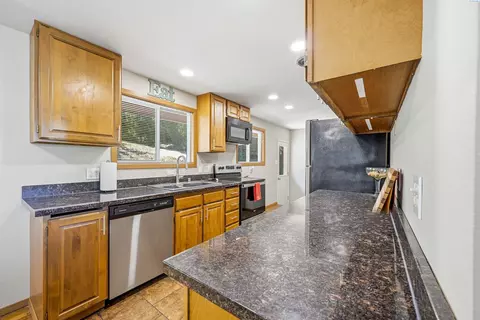 Kitchen - 1825 NE Valley Rd, Pullman, WA 99163 photo 3 of 4