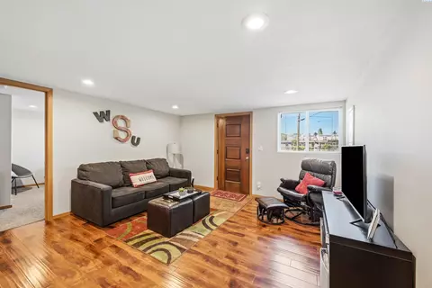 Living - 1825 NE Valley Rd, Pullman, WA 99163 photo 4 of 6