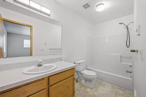Bath - 333 NW Parr Dr, Pullman, WA 99163 photo 1 of 3