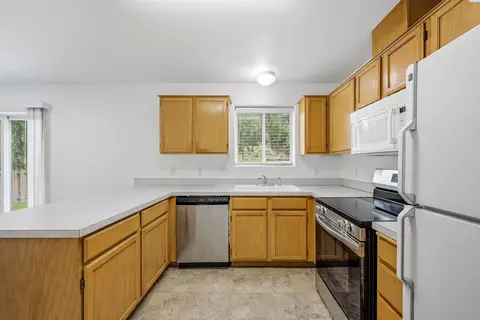 Kitchen - 333 NW Parr Dr, Pullman, WA 99163 photo 2 of 3